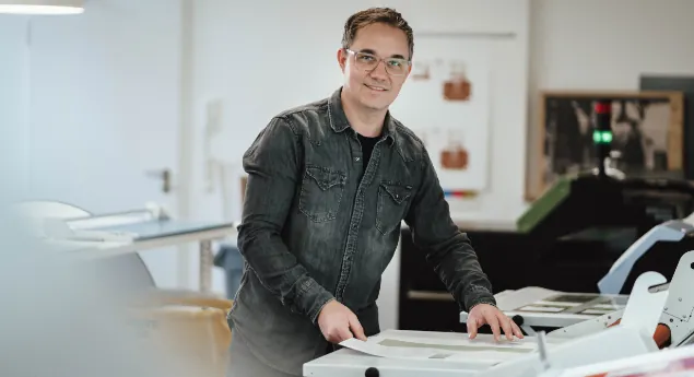 Ron Süßmann an einer Maschine in der Werkstatt